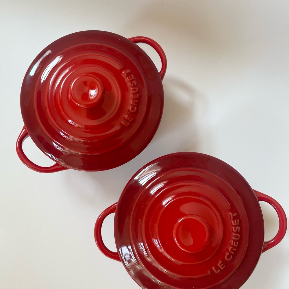 Le Creuset Mini Cocottes Ramekin Stoneware W/Lids 8oz Red Set of 2. Like New - Picture 2 of 3
